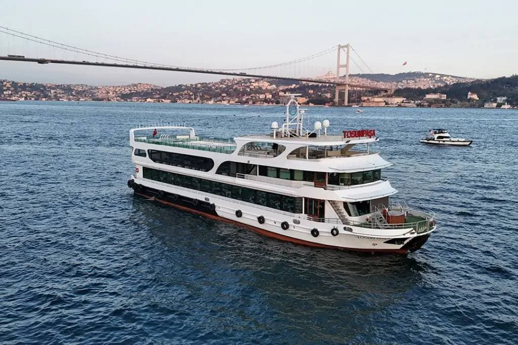 İstanbul’da Boğaz Yemekli Tekne Turu ve Türk Gecesi
